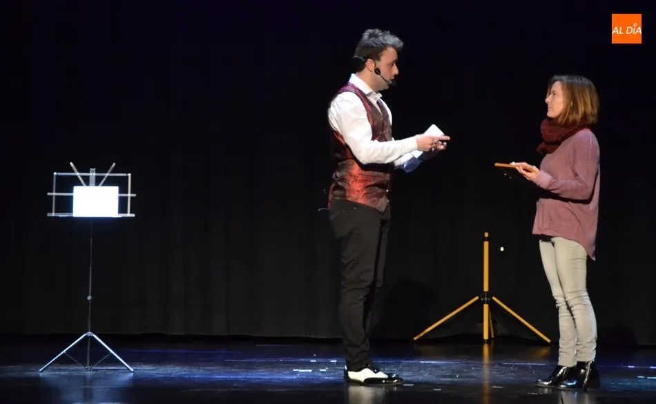 Cerca de 400 personas disfrutan de una tarde solidaria de magia y baile  