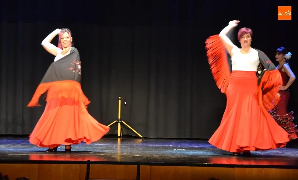 Foto 11 - Cerca de 400 personas disfrutan de una tarde solidaria de magia y baile  