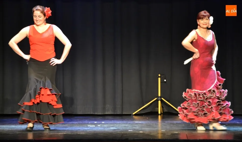 Foto 9 - Cerca de 400 personas disfrutan de una tarde solidaria de magia y baile  