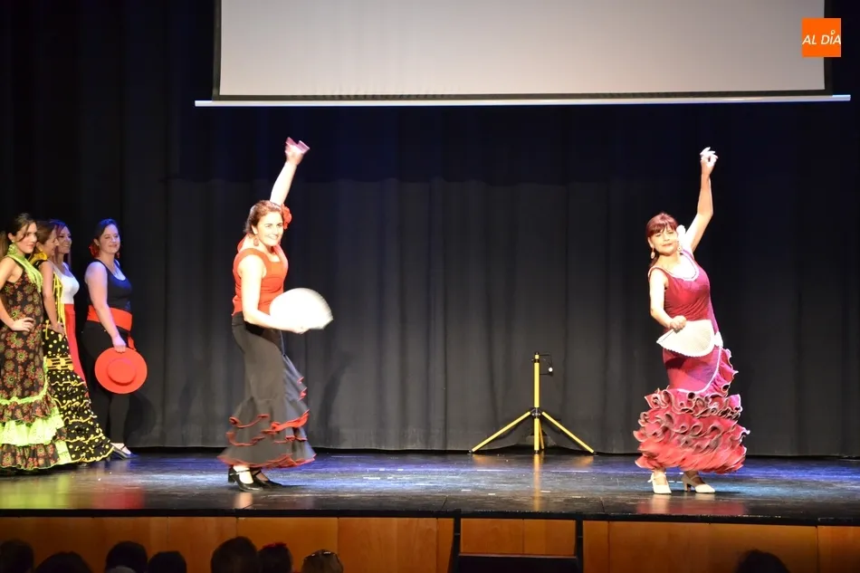 Foto 8 - Cerca de 400 personas disfrutan de una tarde solidaria de magia y baile  
