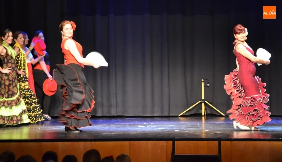 Foto 7 - Cerca de 400 personas disfrutan de una tarde solidaria de magia y baile  