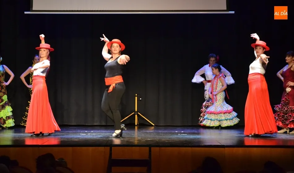 Foto 6 - Cerca de 400 personas disfrutan de una tarde solidaria de magia y baile  