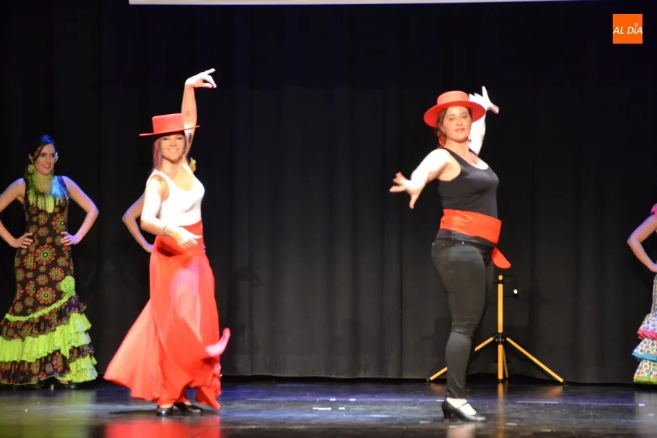 Foto 5 - Cerca de 400 personas disfrutan de una tarde solidaria de magia y baile  