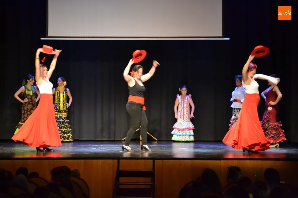 Foto 4 - Cerca de 400 personas disfrutan de una tarde solidaria de magia y baile  