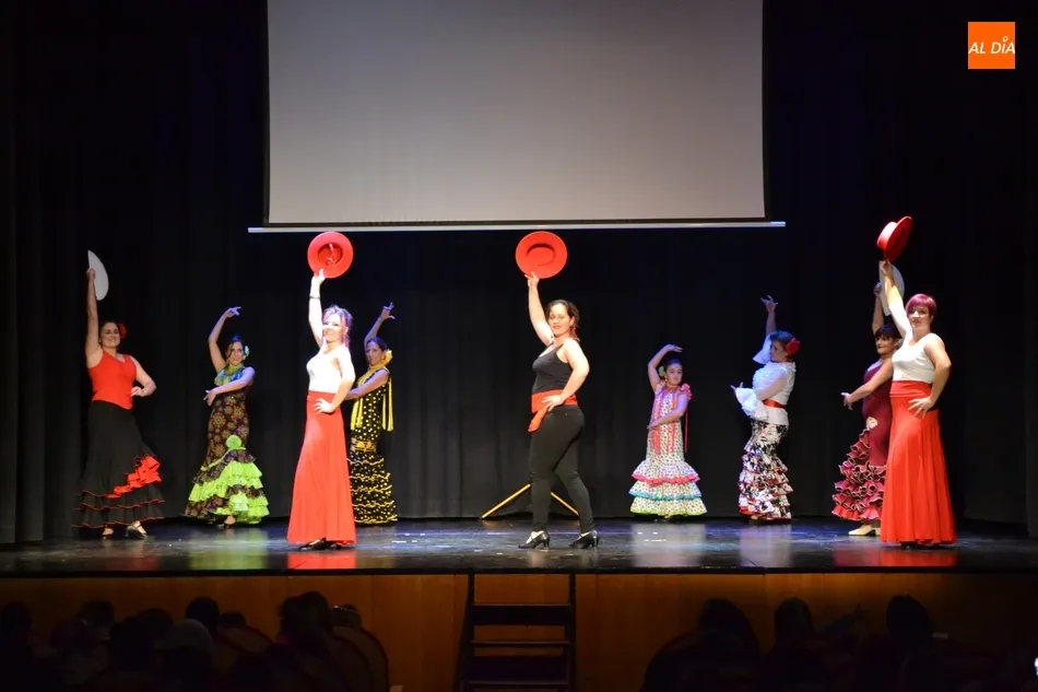 Foto 3 - Cerca de 400 personas disfrutan de una tarde solidaria de magia y baile  