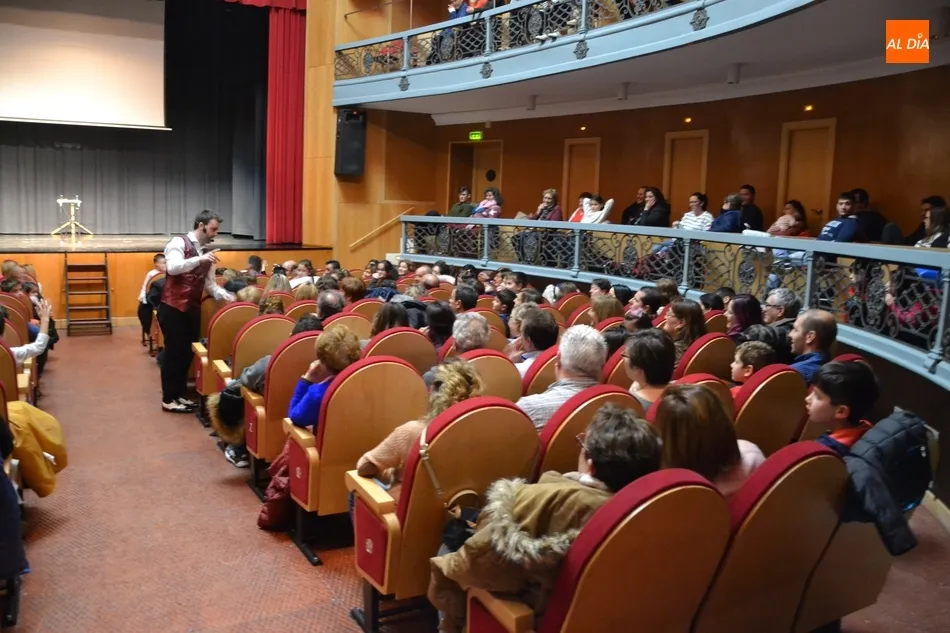 Foto 2 - Cerca de 400 personas disfrutan de una tarde solidaria de magia y baile  