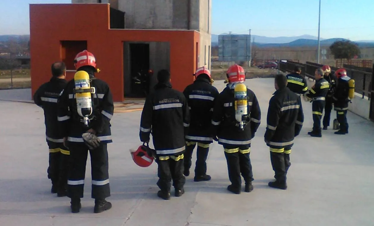 Los Bomberos realizan una nueva sesión de prácticas en su torre de maniobras  