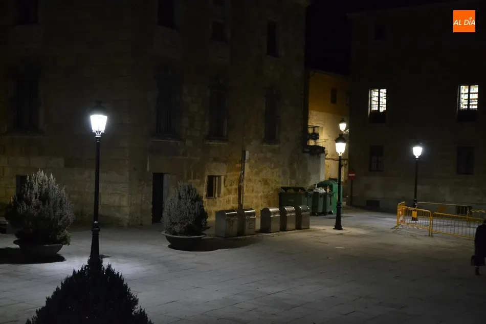 La Plazuela del Conde amplía su iluminación con la incorporación de dos farolas  