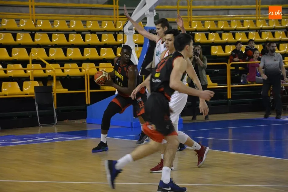 Osas defiende el balón ante un rival / Lydia González