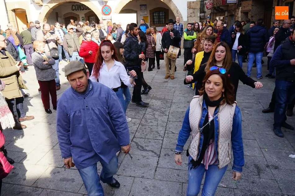 Foto 10 - El p&uacute;blico abarrota la plaza de Sotoserrano para presenciar la matanza