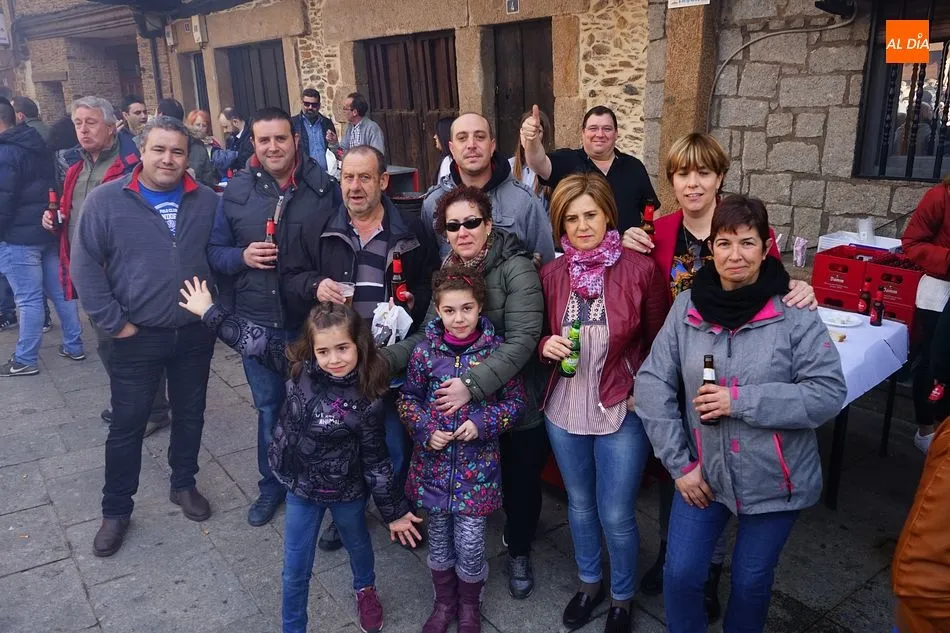 Foto 7 - El p&uacute;blico abarrota la plaza de Sotoserrano para presenciar la matanza