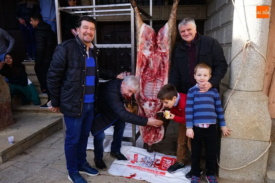 Foto 4 - El p&uacute;blico abarrota la plaza de Sotoserrano para presenciar la matanza