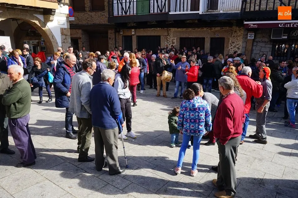 Foto 2 - El p&uacute;blico abarrota la plaza de Sotoserrano para presenciar la matanza