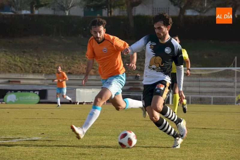 Guille Andrés conduce el balón presionado por un rival/ Foto: Lydia González