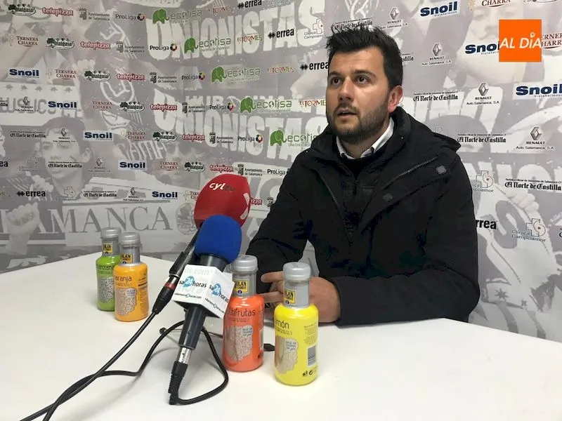 Astu durante la rueda de prensa