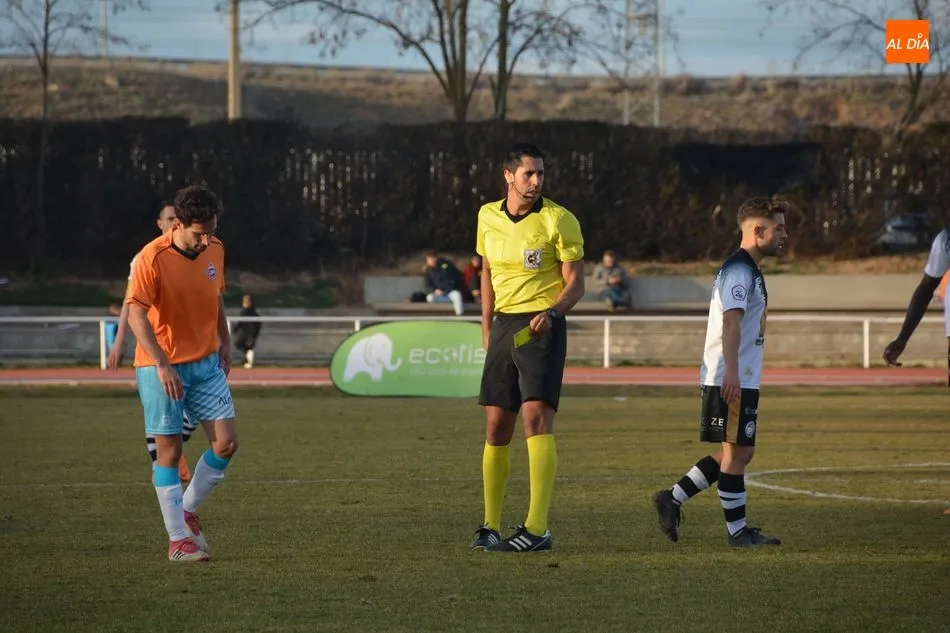 Foto 7 - El Uni&oacute;n Adarve penaliza el mal partido de Unionistas (0-1)