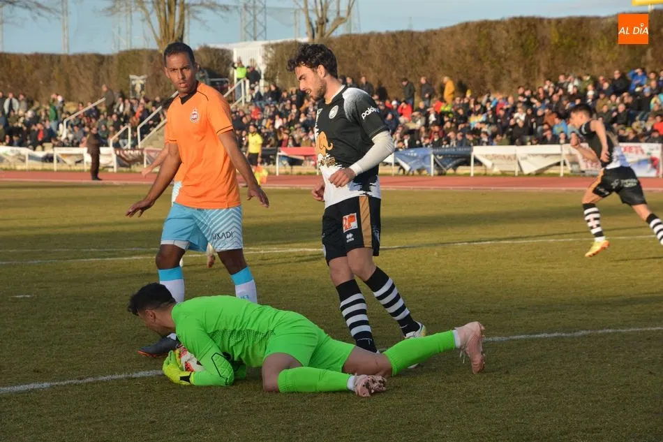 Foto 6 - El Uni&oacute;n Adarve penaliza el mal partido de Unionistas (0-1)