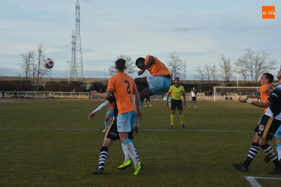 Foto 4 - El Uni&oacute;n Adarve penaliza el mal partido de Unionistas (0-1)