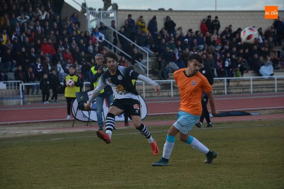 Foto 3 - El Uni&oacute;n Adarve penaliza el mal partido de Unionistas (0-1)