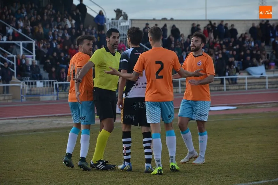 Foto 2 - El Uni&oacute;n Adarve penaliza el mal partido de Unionistas (0-1)