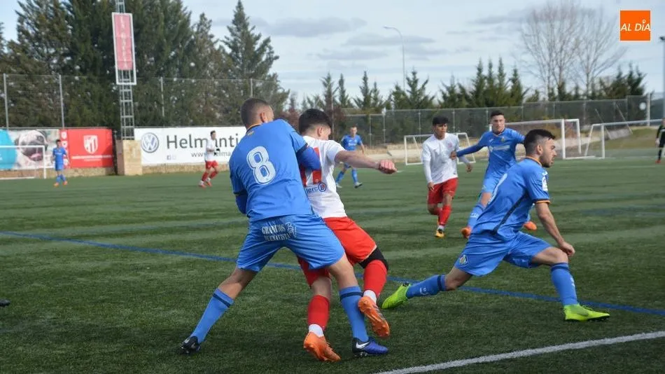Una disputa, durante el encuentro / Foto: Lydia González