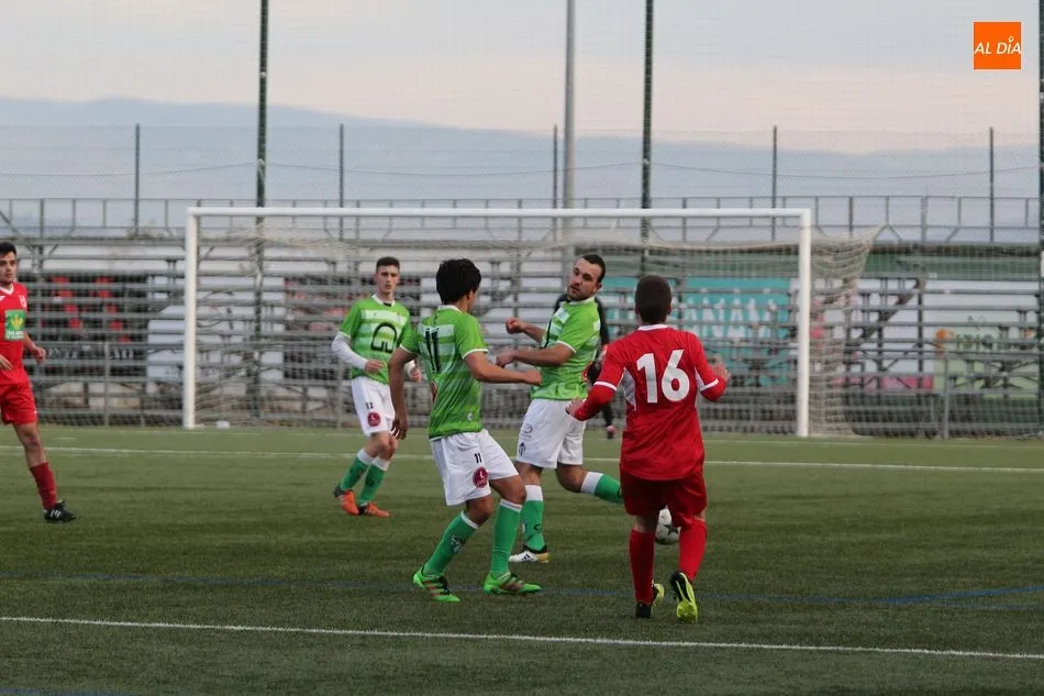 Foto 5 - El Navega doblega al Guijuelo &lsquo;B&rsquo; en el Municipal (0-2)