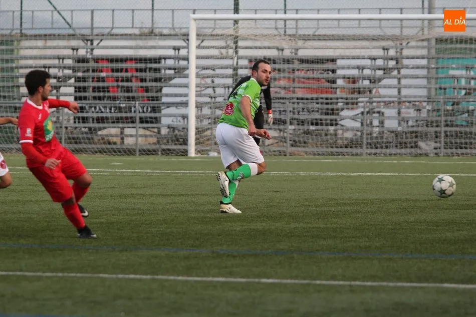 Foto 3 - El Navega doblega al Guijuelo &lsquo;B&rsquo; en el Municipal (0-2)
