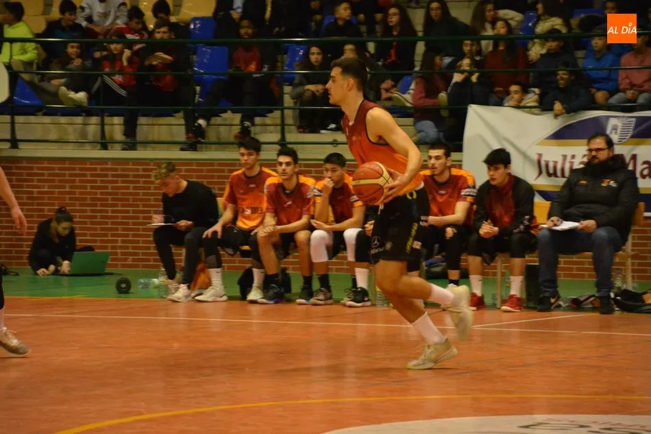 Un jugador del Aquimisa Carbajosa avanza con el balón