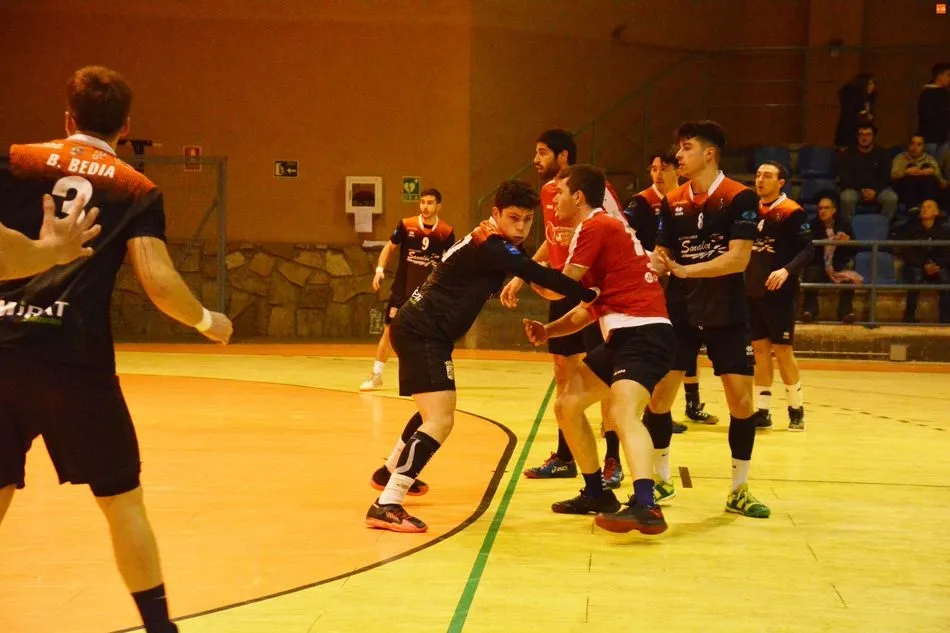 Foto 3 - El Ciudad de Salamanca se queda a un paso de ganar al BM Pinto (27-28)