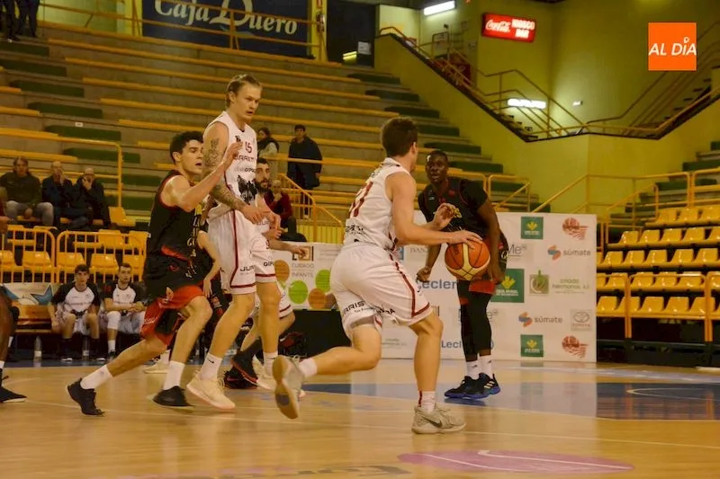 Foto 10 - La Antigua CB Tormes se ve superada por el Juaristi (40-71)