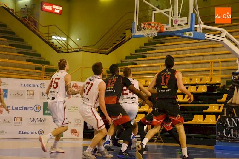 Foto 9 - La Antigua CB Tormes se ve superada por el Juaristi (40-71)