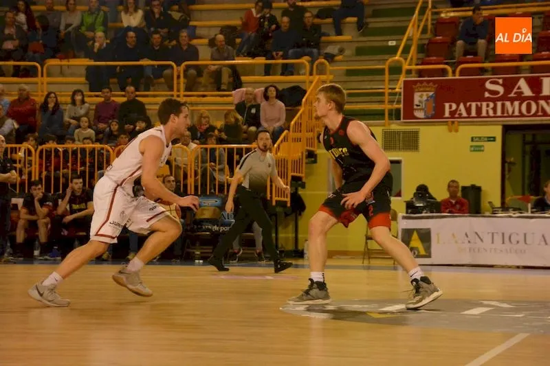 Foto 6 - La Antigua CB Tormes se ve superada por el Juaristi (40-71)