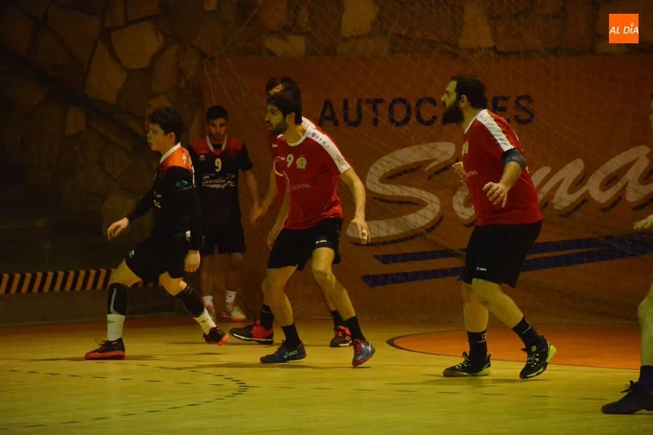 Foto 10 - El Ciudad de Salamanca se queda a un paso de ganar al BM Pinto (27-28)