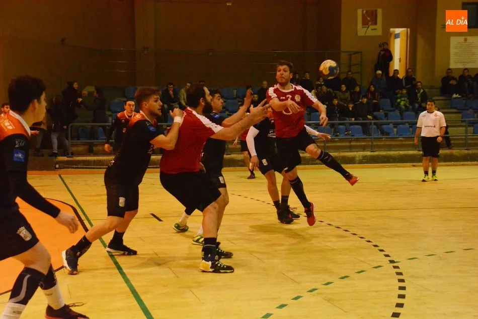 Foto 8 - El Ciudad de Salamanca se queda a un paso de ganar al BM Pinto (27-28)