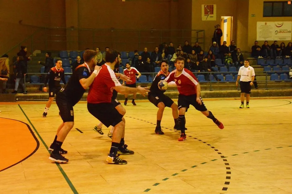 Foto 6 - El Ciudad de Salamanca se queda a un paso de ganar al BM Pinto (27-28)