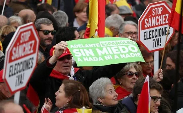 Cientos de personas se manifiesten pidiendo el final de la legislatura de Sánchez / El Norte de Castilla