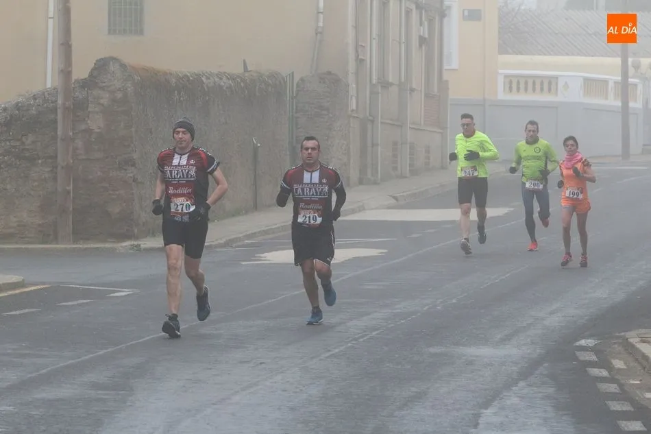 Foto 10 - La niebla protagoniza la Media Marat&oacute;n de Guijuelo