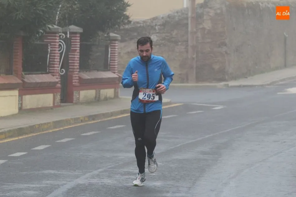 Foto 5 - La niebla protagoniza la Media Marat&oacute;n de Guijuelo