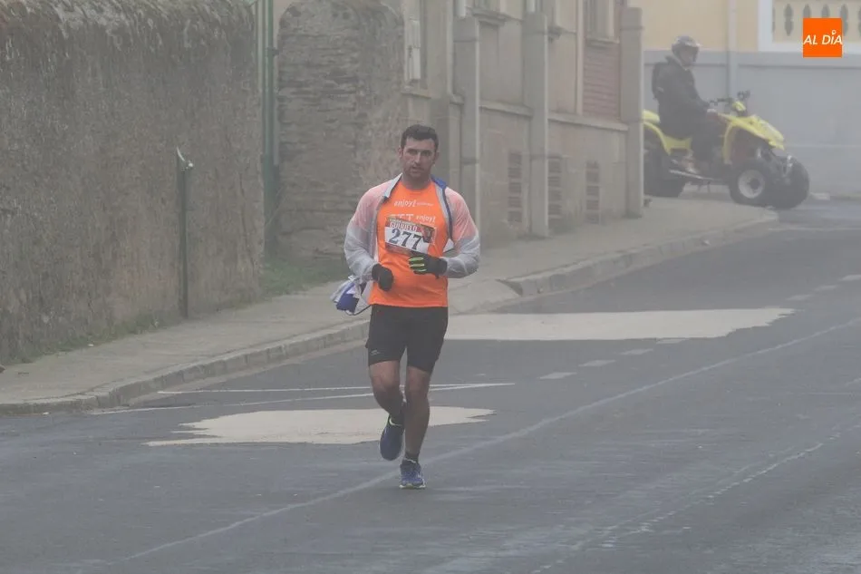 Foto 4 - La niebla protagoniza la Media Marat&oacute;n de Guijuelo