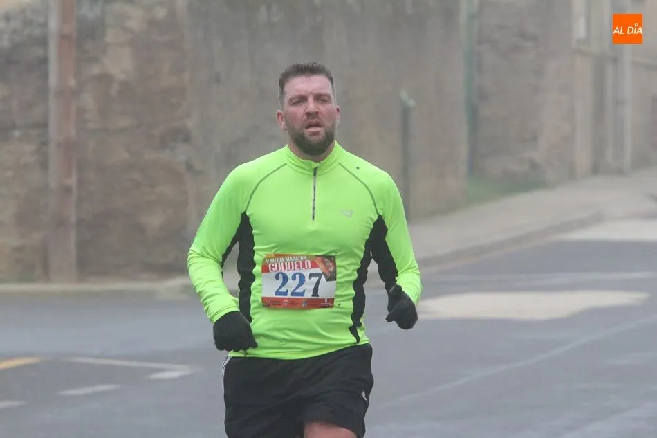 Foto 3 - La niebla protagoniza la Media Marat&oacute;n de Guijuelo