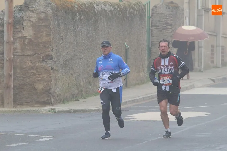 Foto 2 - La niebla protagoniza la Media Marat&oacute;n de Guijuelo
