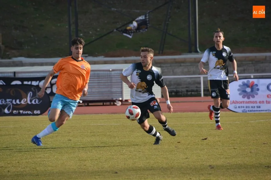 Unai Hernández pugna con un rival por el balón / Lydia González