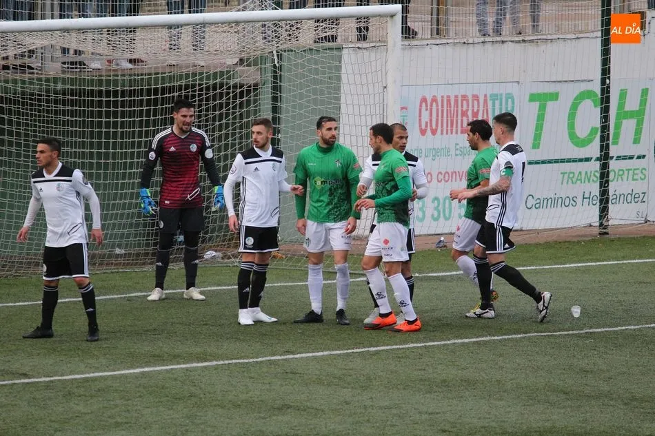 Foto 11 - Un error garrafal de Dani Sotres sirve en bandeja el derbi para el Guijuelo (1-0)