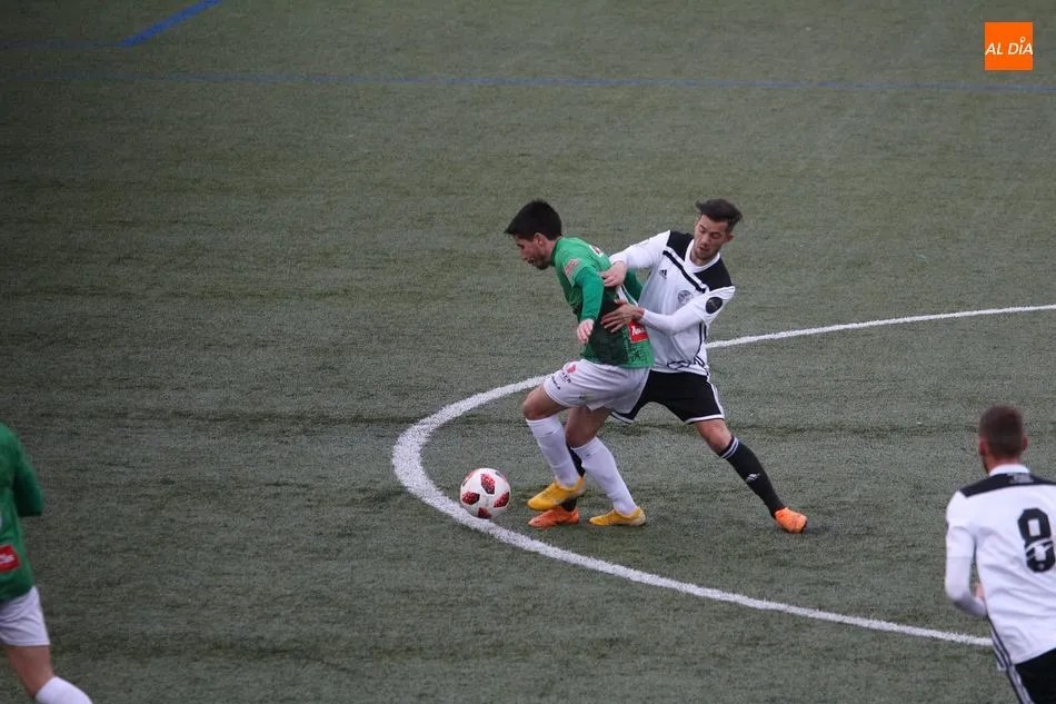 Foto 10 - Un error garrafal de Dani Sotres sirve en bandeja el derbi para el Guijuelo (1-0)