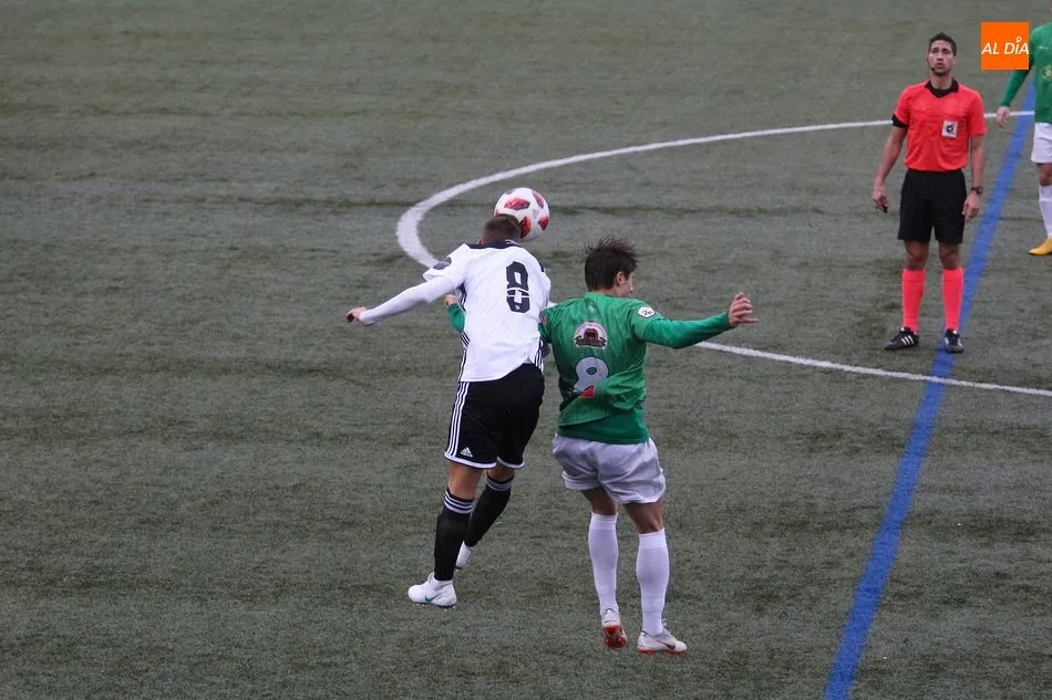 Foto 9 - Un error garrafal de Dani Sotres sirve en bandeja el derbi para el Guijuelo (1-0)