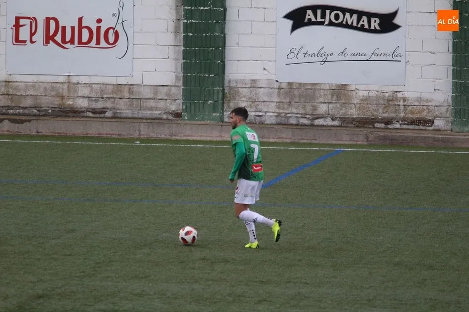 Foto 8 - Un error garrafal de Dani Sotres sirve en bandeja el derbi para el Guijuelo (1-0)
