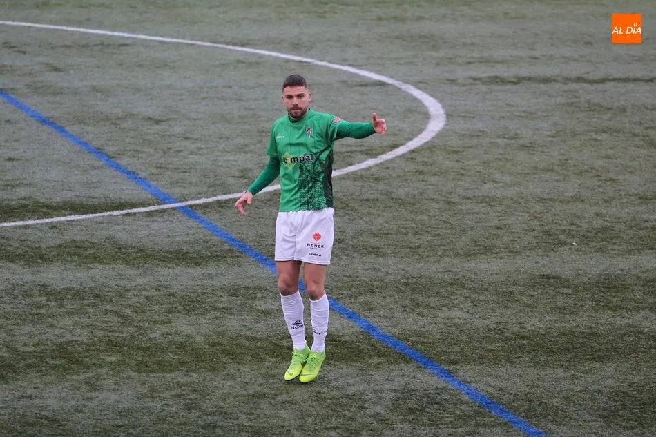 Foto 7 - Un error garrafal de Dani Sotres sirve en bandeja el derbi para el Guijuelo (1-0)