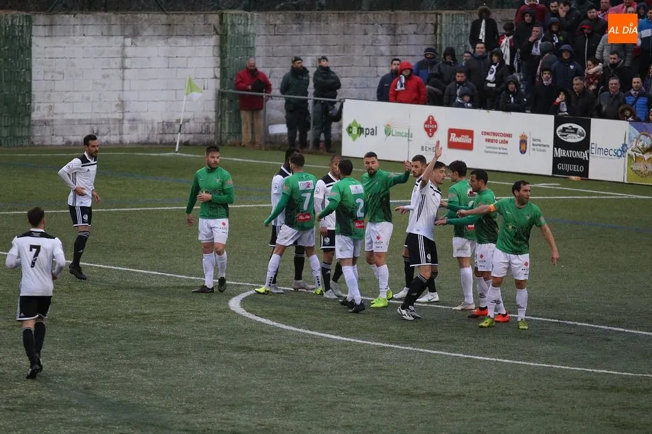 Foto 6 - Un error garrafal de Dani Sotres sirve en bandeja el derbi para el Guijuelo (1-0)