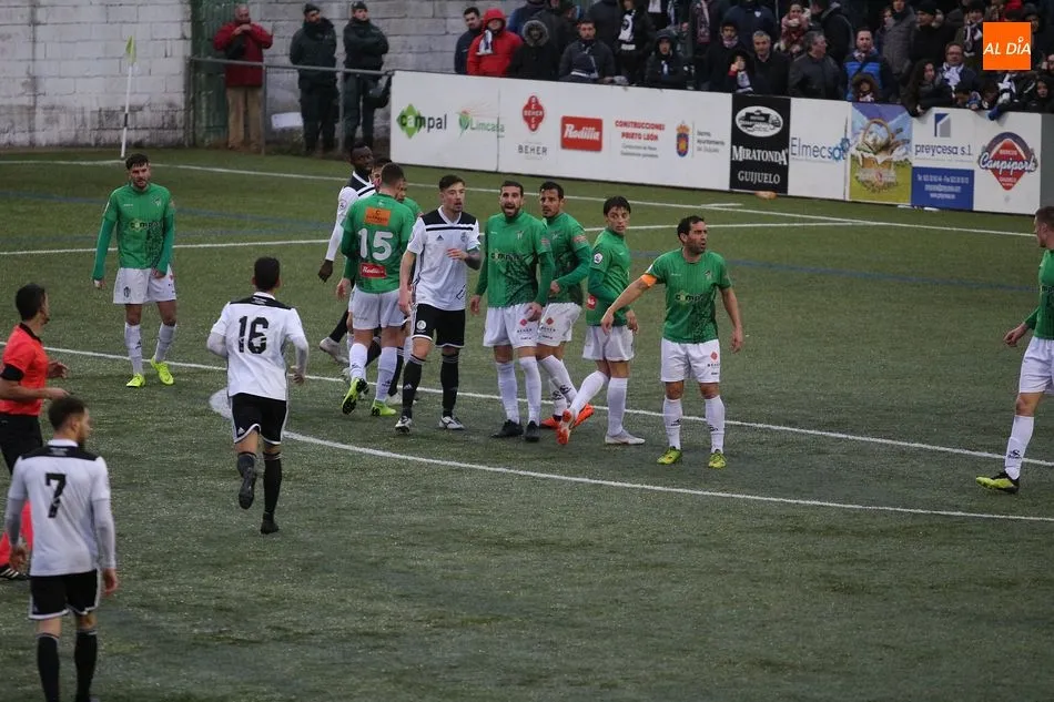 Foto 4 - Un error garrafal de Dani Sotres sirve en bandeja el derbi para el Guijuelo (1-0)