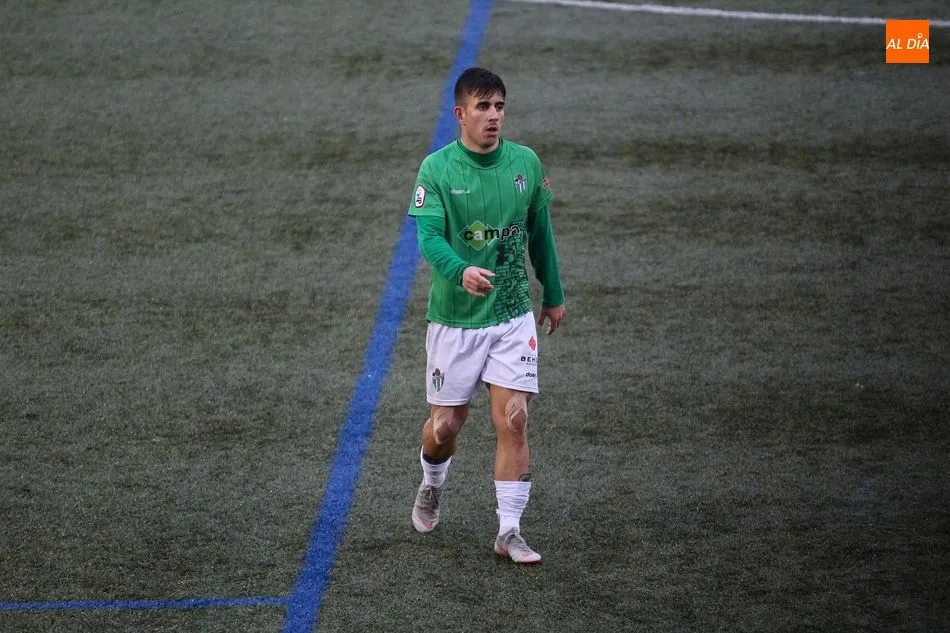 Foto 3 - Un error garrafal de Dani Sotres sirve en bandeja el derbi para el Guijuelo (1-0)